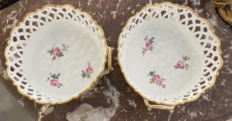 Porcelaine de Paris - Paire de corbeilles ajourées à décor polychrome de bouque…