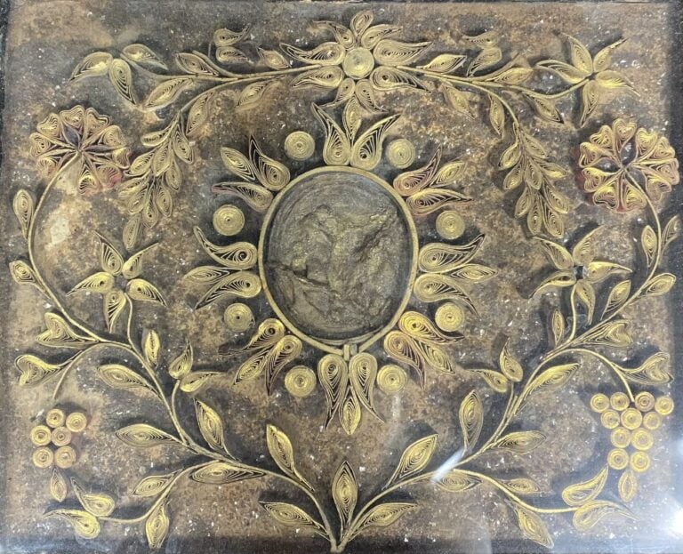 Reliquaire à paperolles à décor de rinceaux, vignes et fleurs centré d'un médai…