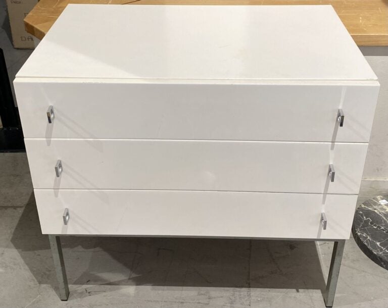 ROCHE BOBOIS, d'après - Paire de chevets en bois laqué blanc modèle Brazilia We…
