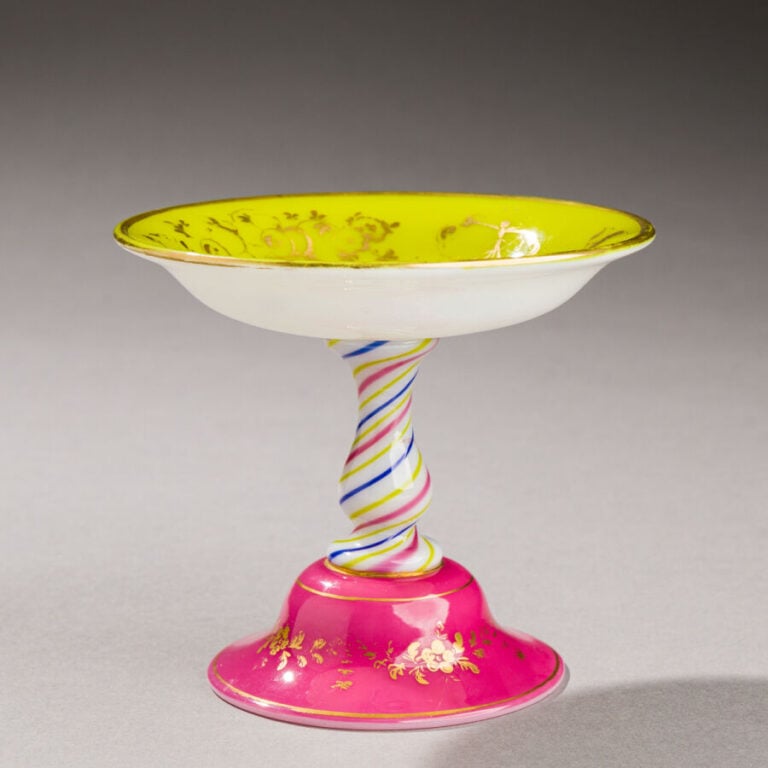 Saint-Louis. Coupe baguier à coupe en opaline blanche doublée d'émail jaune à d…