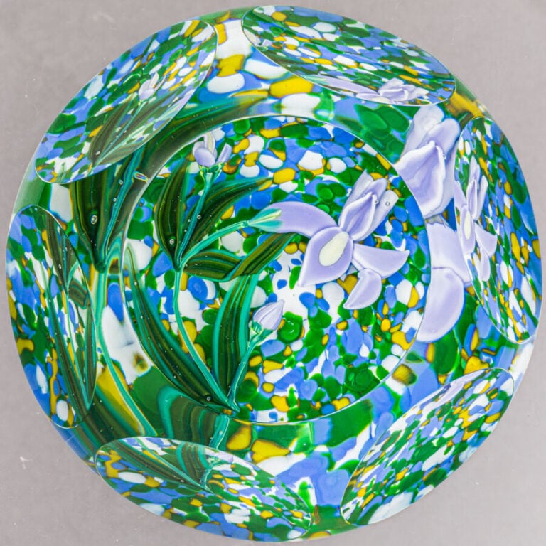 Saint-Louis. Presse-papiers « Monet, iris » signé daté SL1991, à fond opaque ja…