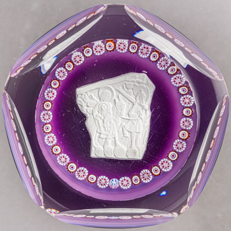 Saint-Louis. Presse-papiers signé daté SL 1975, à fond violet orné d'un cristal…