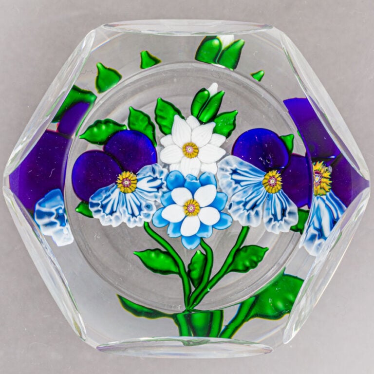 Saint-Louis. Presse-papiers signé daté SL1983, à motif de bouquet composé de de…