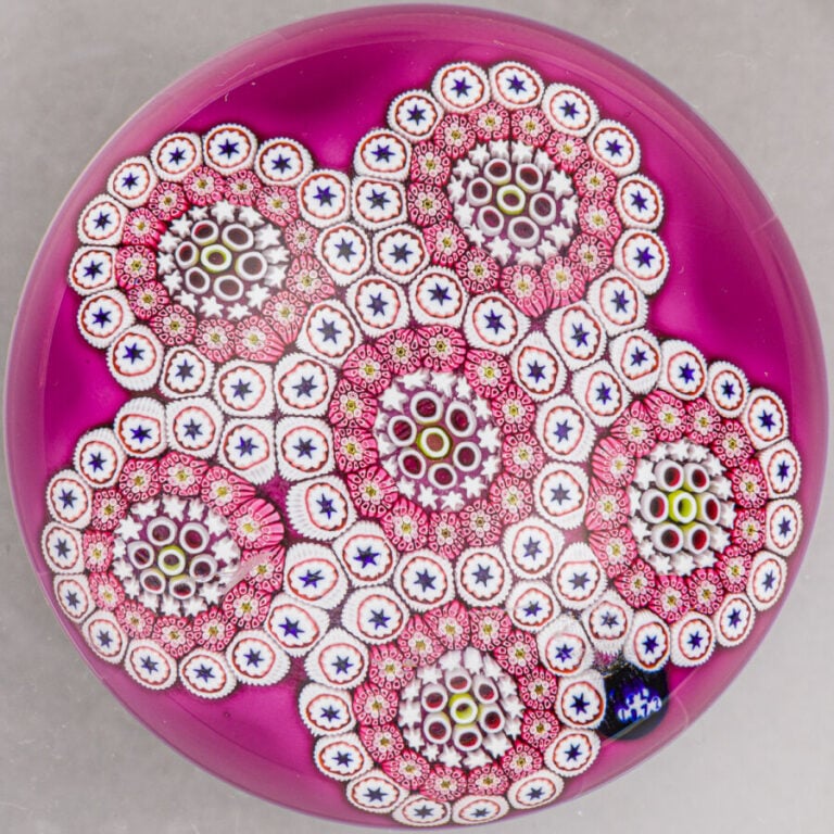 Saint-Louis.Presse-papiers « Doily », signé daté SL1972, à fond mauve opaque or…