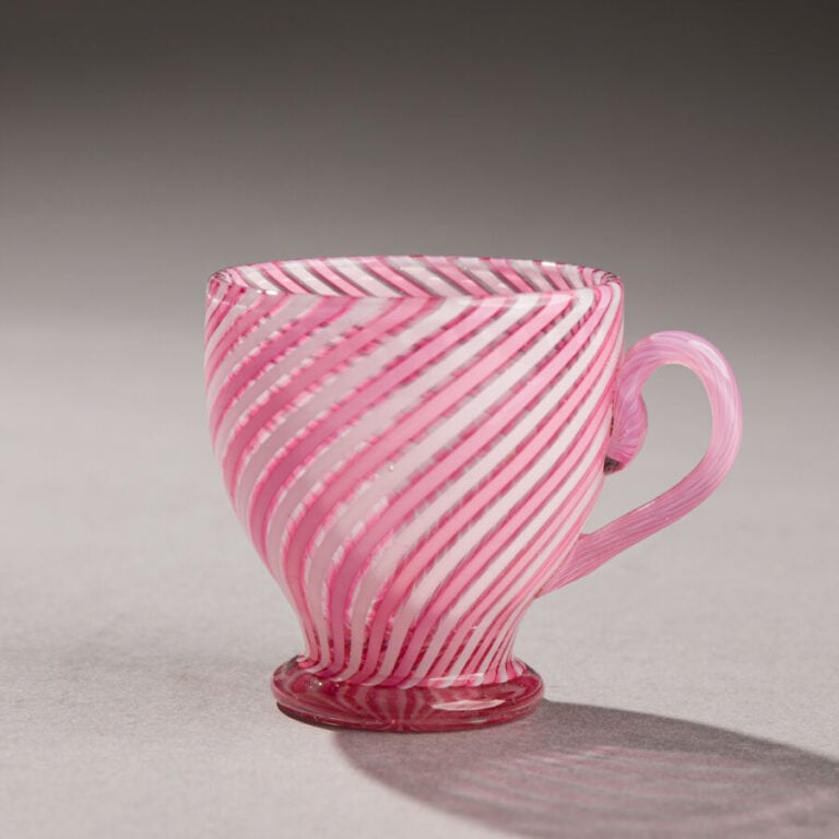 Saint-Mandé. Tasse à café à décor filigrané rose et blanc spiralé.Milieu du XIX…