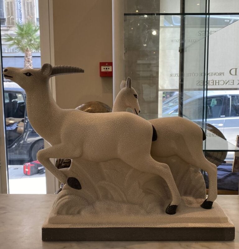 Sculpture céramique représentant des cervidés au galop - H : 34.5 cm