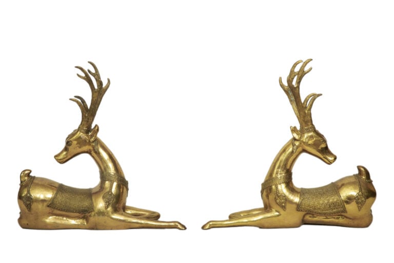 Sud Est asiatique, dans le goût - Paire de cerfs Sika décoratifs en bronze doré…