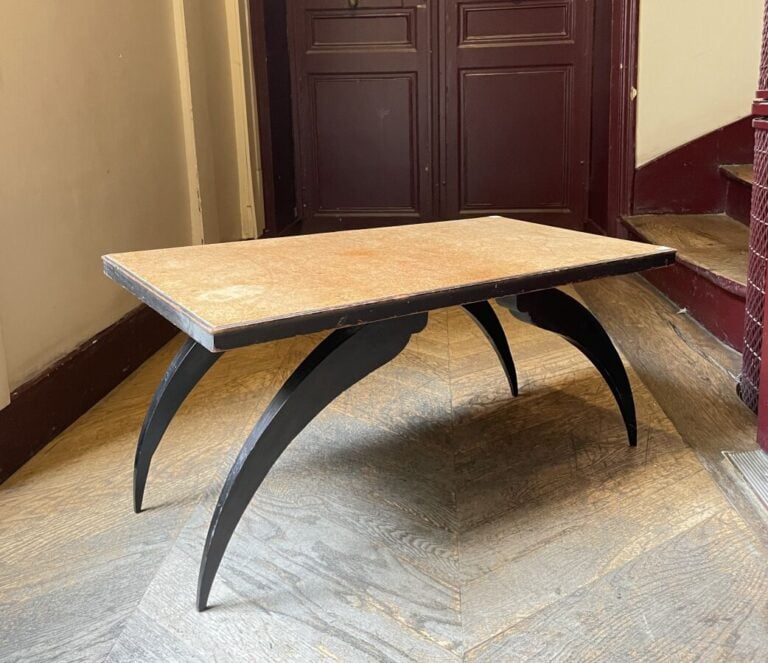 Table basse 1940 , plateau en loupe de buis, pieds arqués - (pieds réparés) - 3…