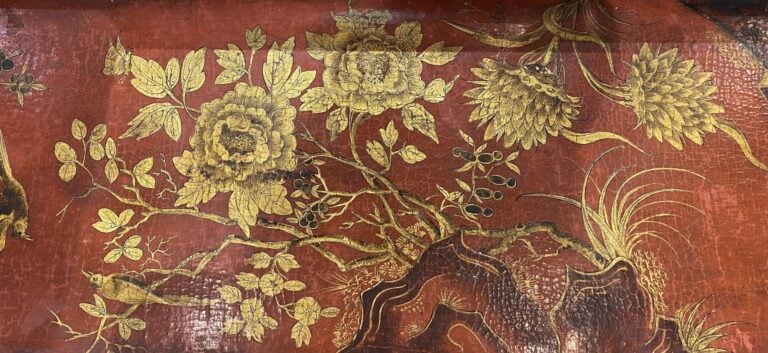 Table basse à décor laqué doré sur fond rouge d'oiseau et branchages fleuris, d…