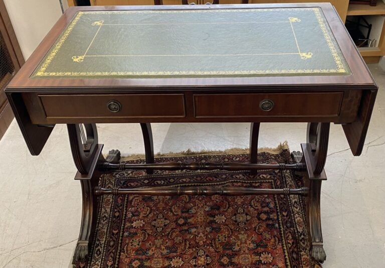 Table bureau à volets en bois à piètement lyre et entretoise en bois tourné. De…