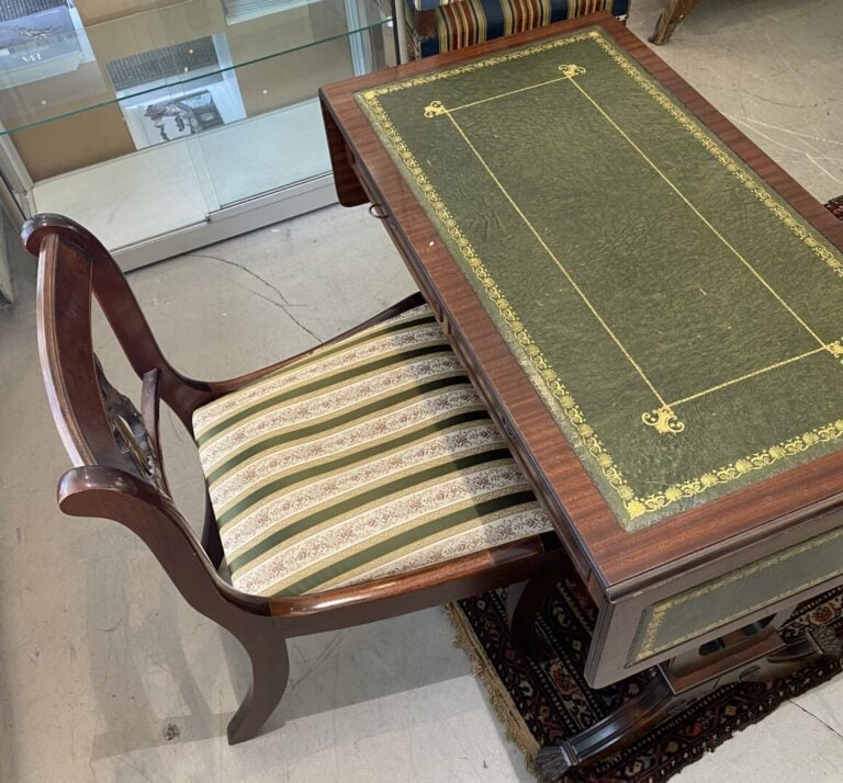 Table bureau à volets en bois à piètement lyre et entretoise en bois tourné. De…