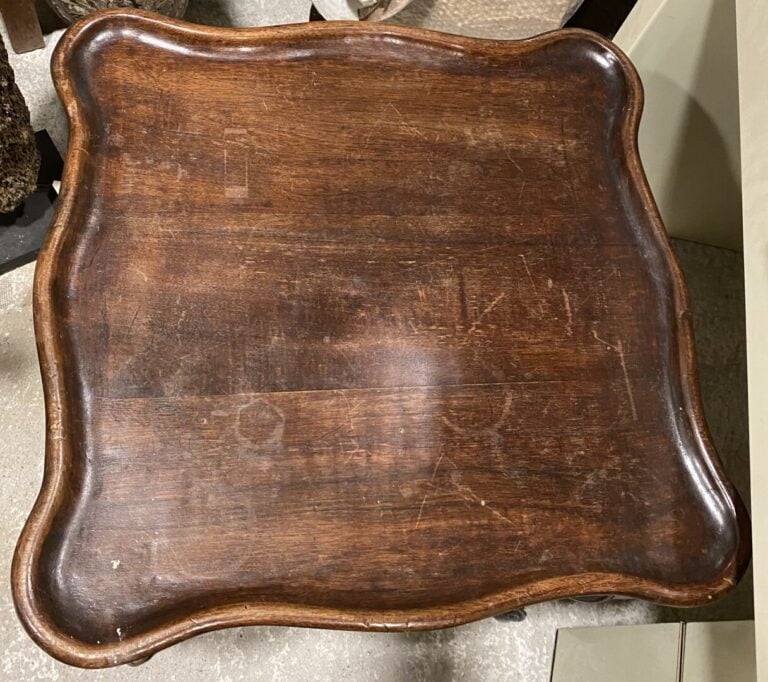 Table d'appoint en bois de forme carrée reposant sur quatre pieds galbés termin…