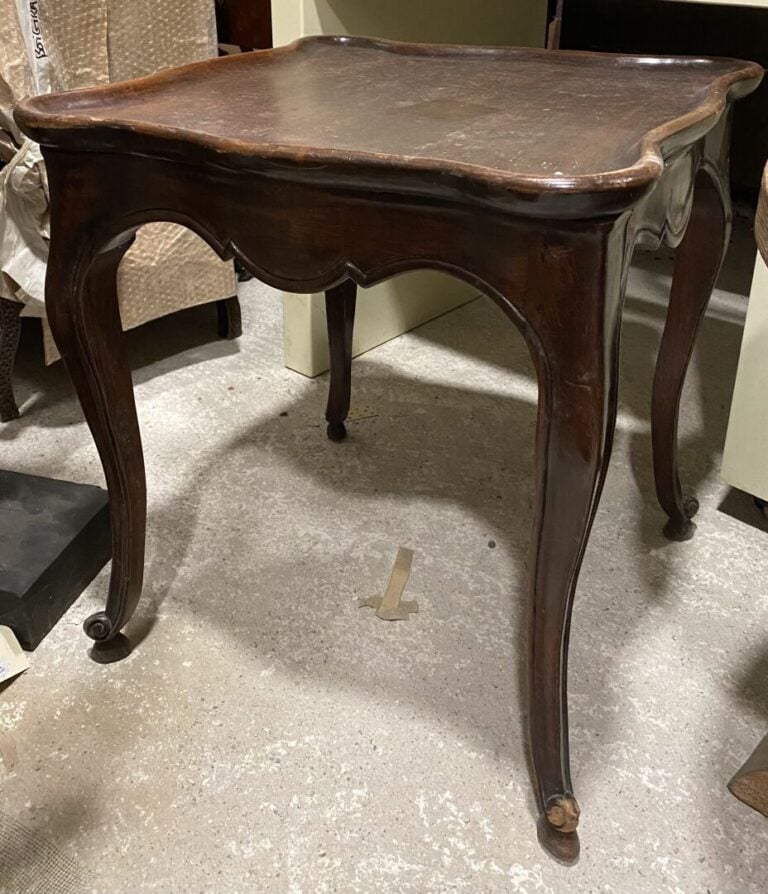 Table d'appoint en bois de forme carrée reposant sur quatre pieds galbés termin…