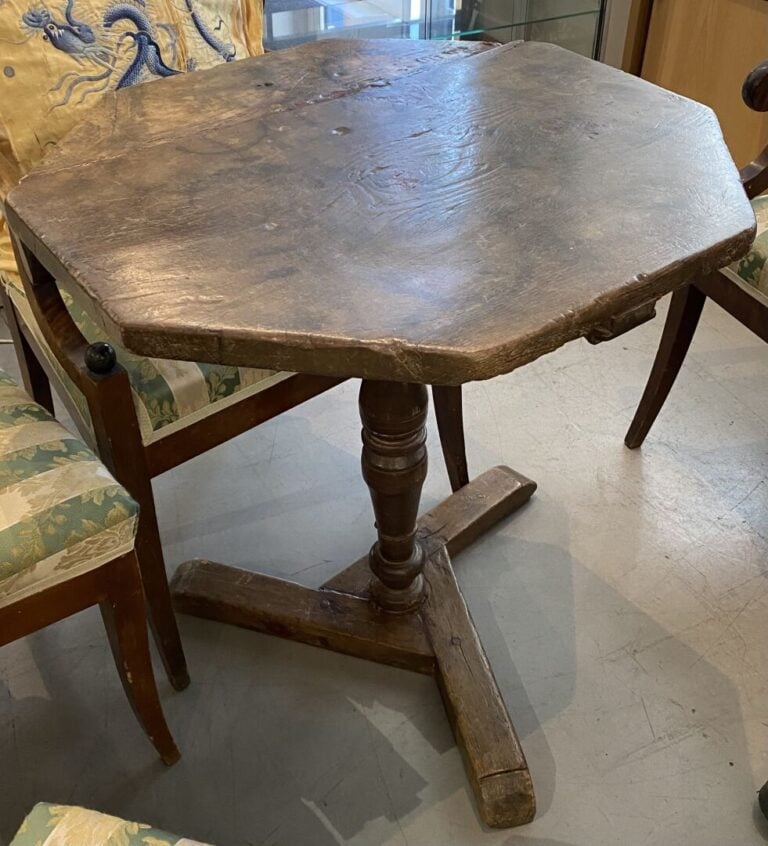 Table guéridon tripode à plateau octogonal, piétement tourné - Haute Epoque - H…