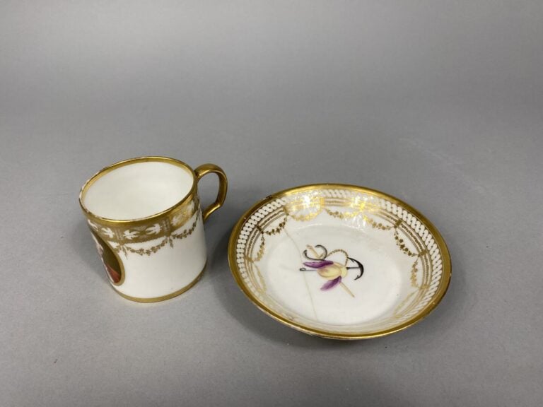Tasse litron et sa soucoupe en porcelaine de Paris, à décor en or de guirlandes…