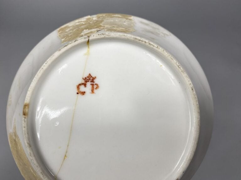 Tasse litron et sa soucoupe en porcelaine de Paris, à décor en or de guirlandes…