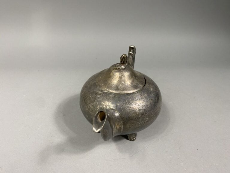 Théière en métal argenté à décor gravé de rinceaux - H : 15 cm