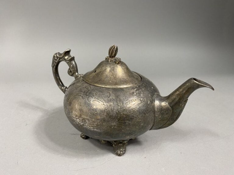 Théière en métal argenté à décor gravé de rinceaux - H : 15 cm