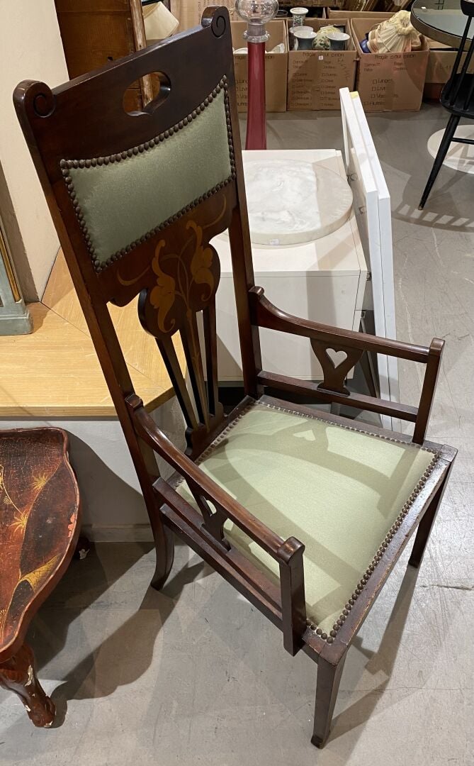 Travail Arts & Crafts - Fauteuil à haut dossier en bois teinté à décor marqueté…
