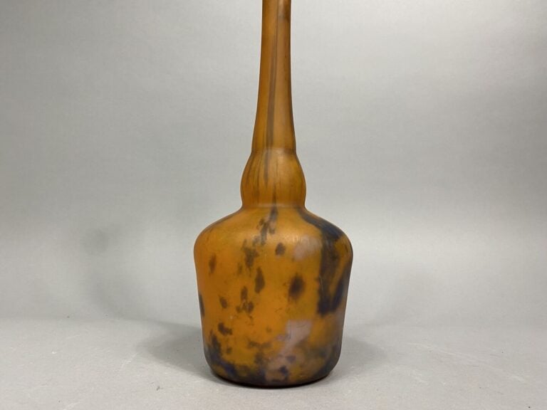 Vase bouteille à long col en pâte de verre marmoréen dans les tons orange et bl…