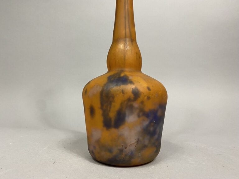 Vase bouteille à long col en pâte de verre marmoréen dans les tons orange et bl…