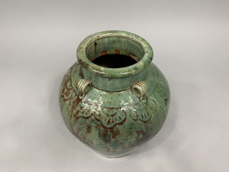 Vase en terre cuite à glaçure émaillée dans les tons vert et marron - H : 22.5…