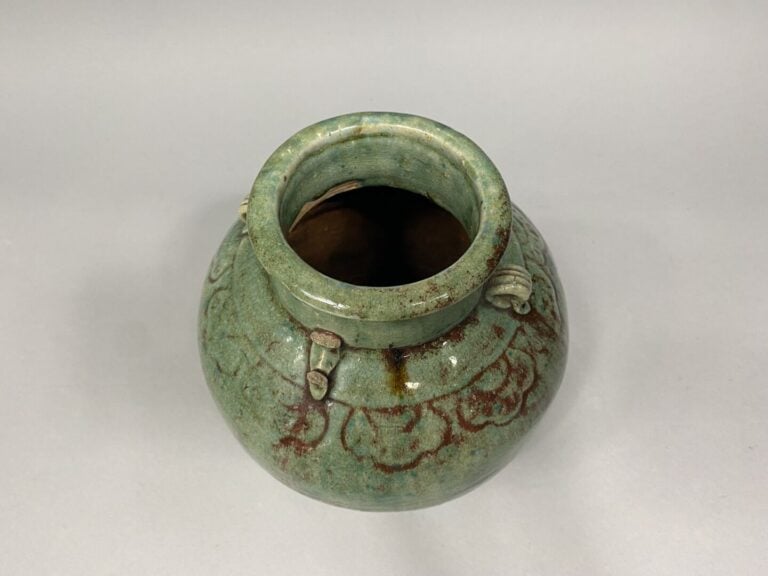 Vase en terre cuite à glaçure émaillée dans les tons vert et marron - H : 22.5…
