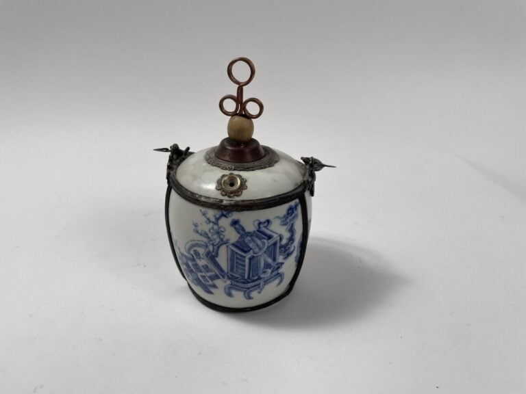 VIETNAM - XIXe siècle - Pipe à eau en porcelaine à décor en bleu sous couverte…