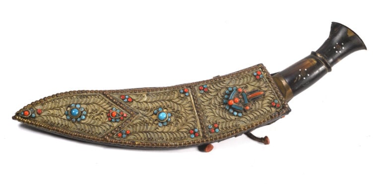 2 KUKRI avec fourreau orné de cabochons turquoise et corail. - Largeur : 40 cm