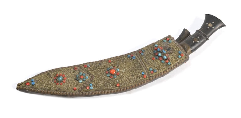 2 KUKRI avec fourreau orné de cabochons turquoise et corail. - Largeur : 40 cm