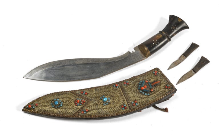 2 KUKRI avec fourreau orné de cabochons turquoise et corail. - Largeur : 40 cm