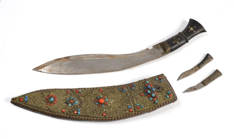 2 KUKRI avec fourreau orné de cabochons turquoise et corail. - Largeur : 40 cm