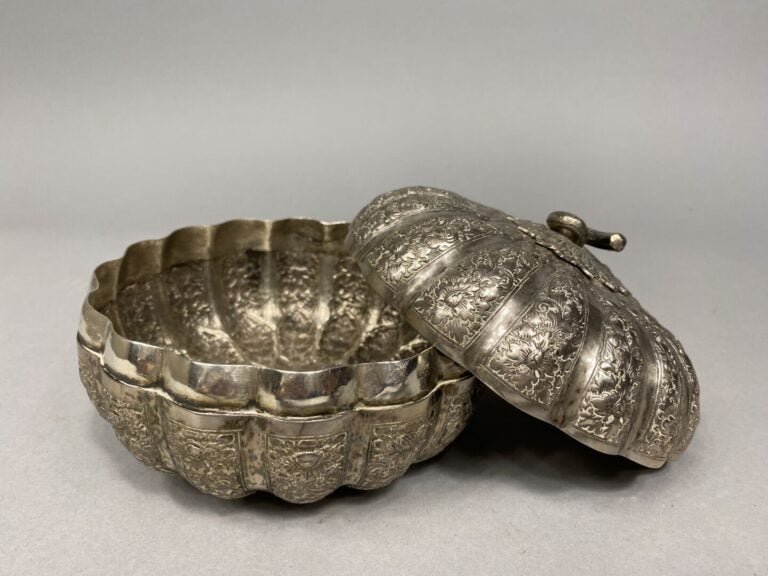 ** Asie du Sud-Est - Boîte en forme de cucurbitacé en argent à fiche décor au r…