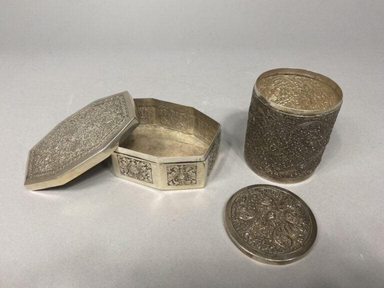 ** Asie du Sud-Est - Ensemble de deux boites en argent une de forme ronde l'aut…