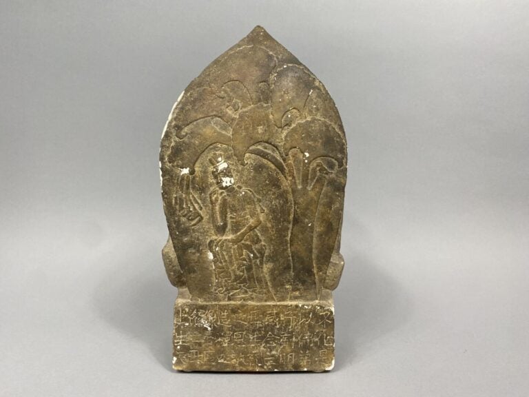 Atelier de moulage du musée du Louvre - Moulage en platre d'une stèle votive da…
