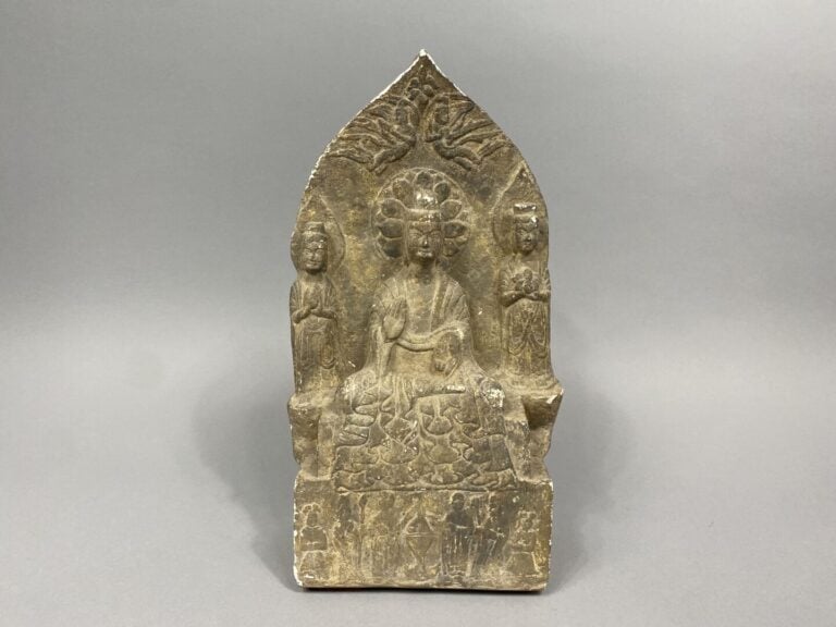 Atelier de moulage du musée du Louvre - Moulage en platre d'une stèle votive da…