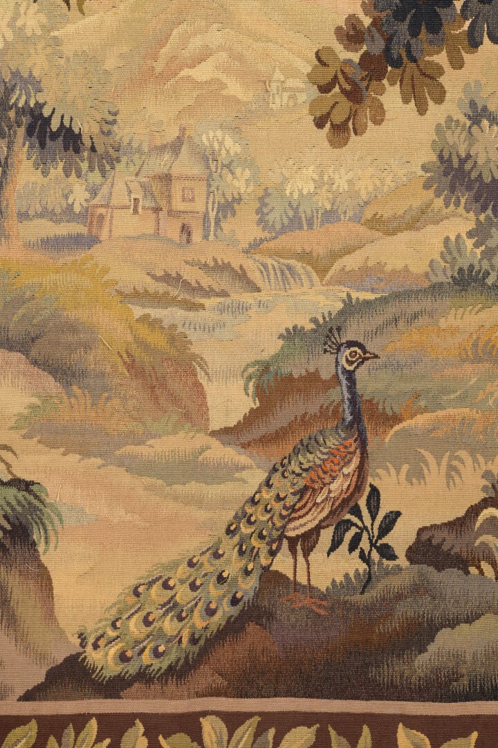 AUBUSSON - Tapisserie en laine à décor de paon dans un paysage architecturé, bo…