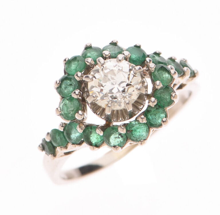 BAGUE en or blanc 18 carats (750 ‰), platine, émeraudes et diamant. Le diamant…
