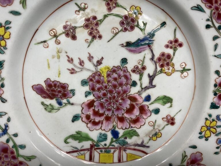 Chine - Assiette en porcelaine émaillée dans le goût de la famille rose à décor…