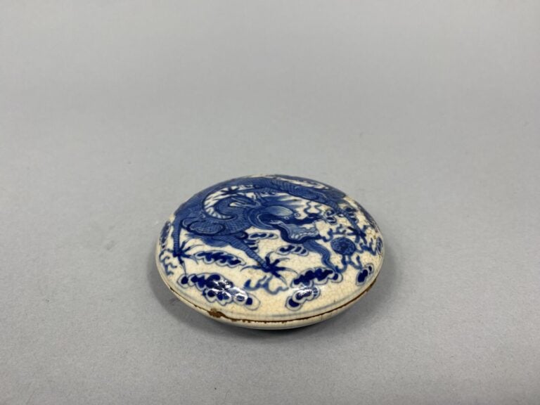 Chine - Boite à encre pour sceau de forme lenticulaire en porcelaine à décor bl…