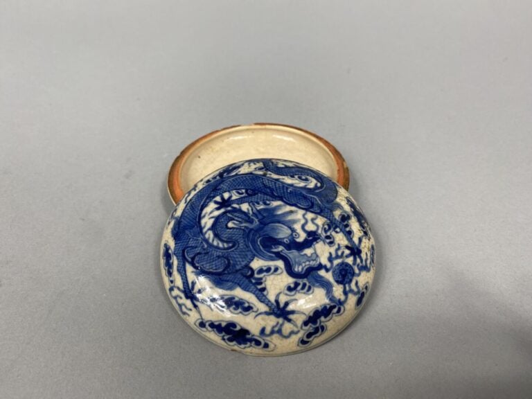 Chine - Boite à encre pour sceau de forme lenticulaire en porcelaine à décor bl…