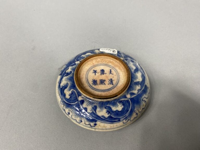 Chine - Boite à encre pour sceau de forme lenticulaire en porcelaine à décor bl…