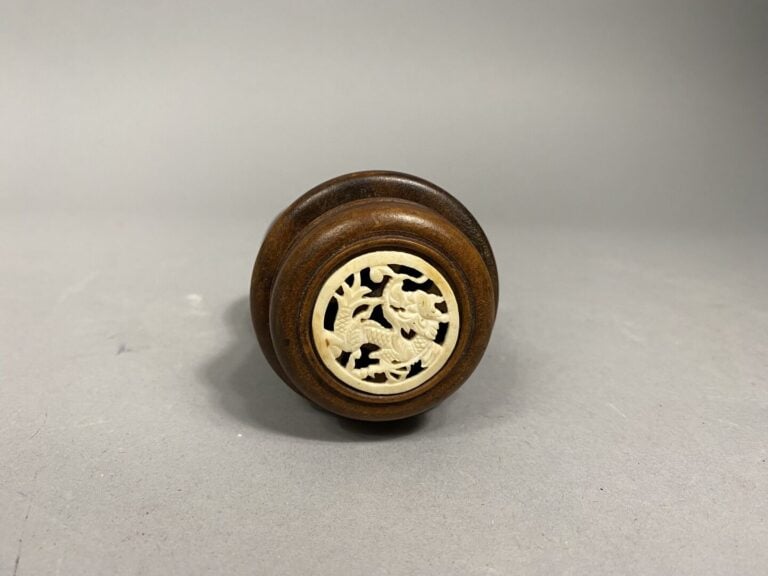 Chine - Boite à grillons en bois à décor de caractères archaïques - H : 9 cm…