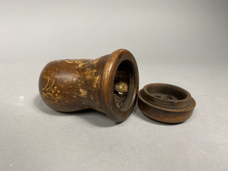 Chine - Boite à grillons en bois à décor de caractères archaïques - H : 9 cm…