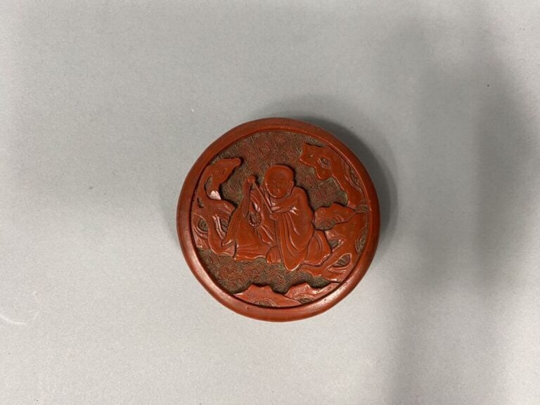 Chine - Boite ronde en bois et laque dit de cinabre sculpté à décor d'un bouddh…
