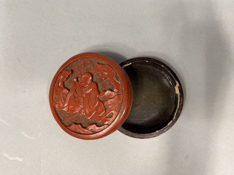 Chine - Boite ronde en bois et laque dit de cinabre sculpté à décor d'un bouddh…