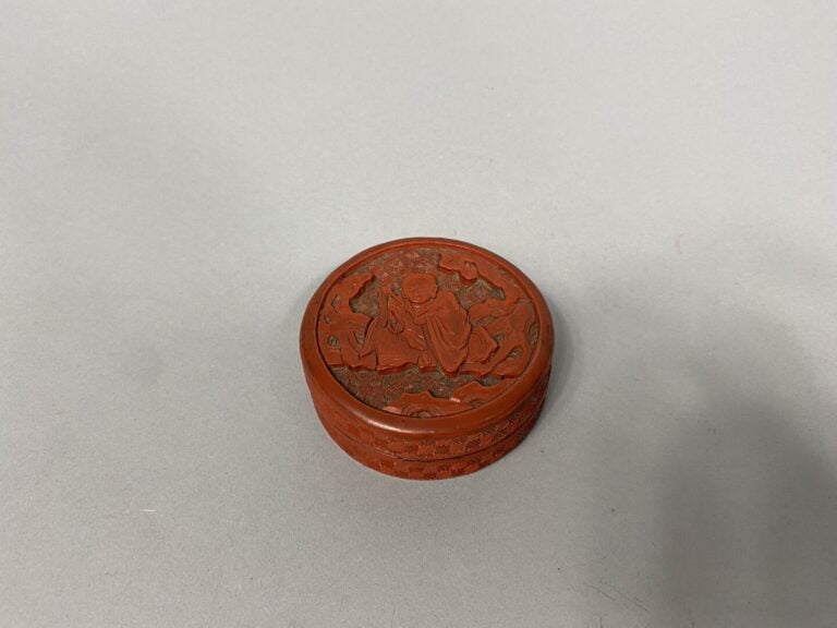 Chine - Boite ronde en bois et laque dit de cinabre sculpté à décor d'un bouddh…