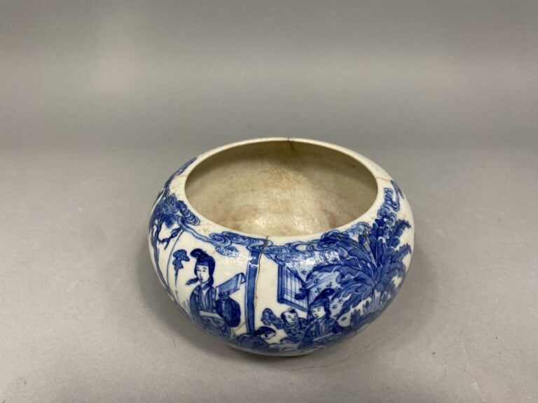 Chine - Bol / Brûle-parfum en porcelaine émaillée bleu blanc à fond crème craqu…