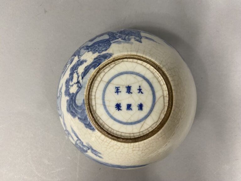 Chine - Bol / Brûle-parfum en porcelaine émaillée bleu blanc à fond crème craqu…