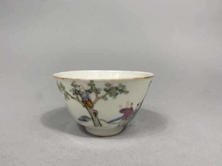 Chine - Bol en porcelaine à décor émaillé dans le goût de la famille rose d'enf…
